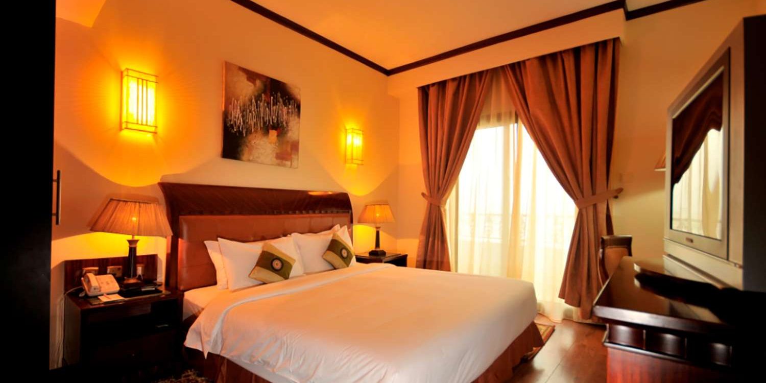 AEDTLPINN_SHRJ-1Studio-1Deluxe-King-Bed